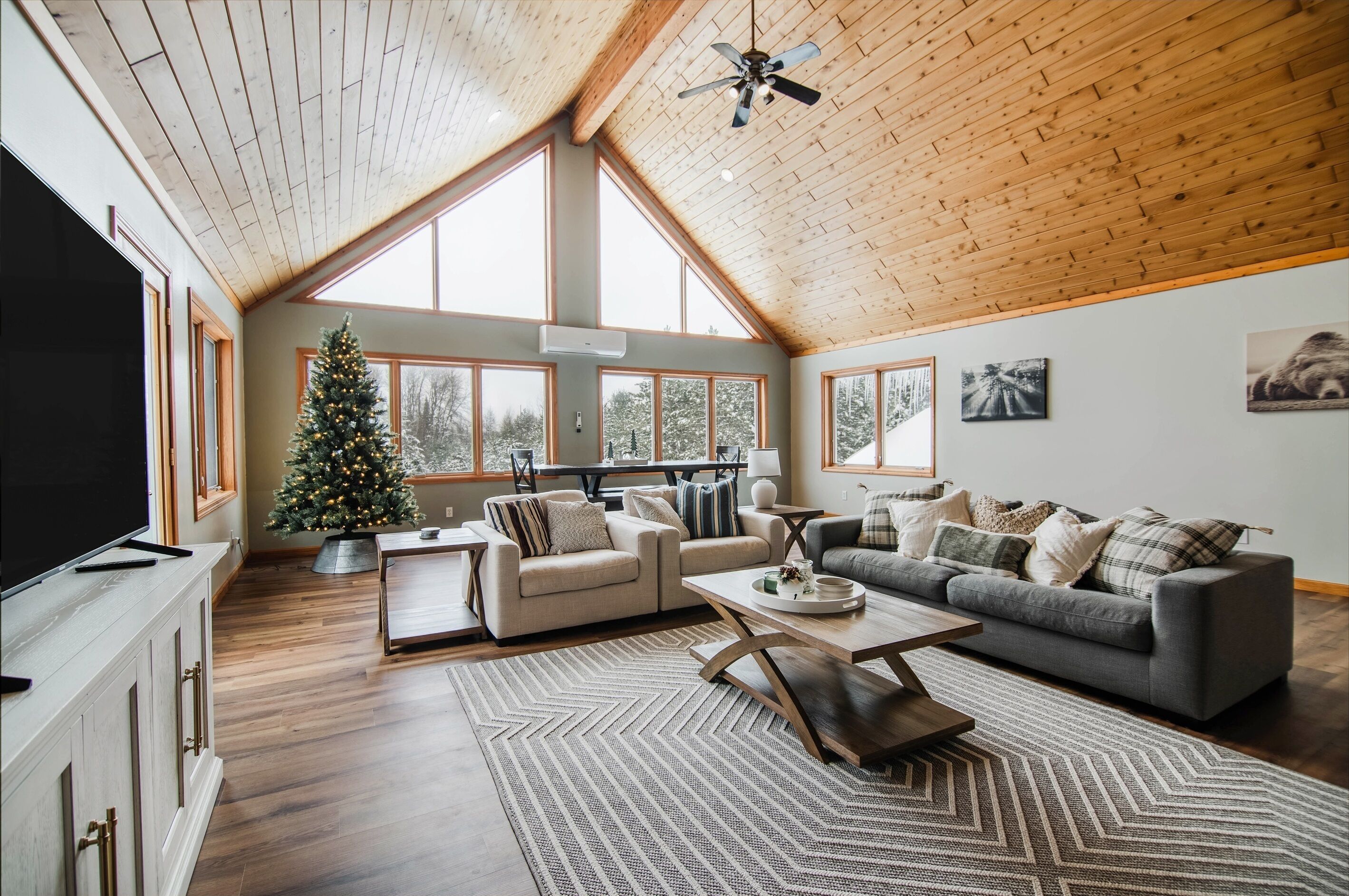 Älytelevisio, takka, pöytäjalkapallopöytä