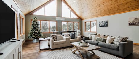 Smart-tv, een open haard en tafelvoetbal