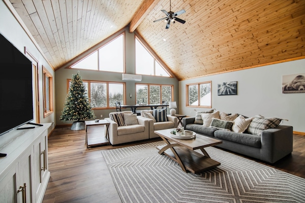 Televisor intel·ligent, llar de foc i futbolí