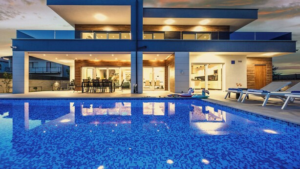 A modern two-story house with a swimming pool in front. - Villa Mersi (Istria - Pula) (Pula)