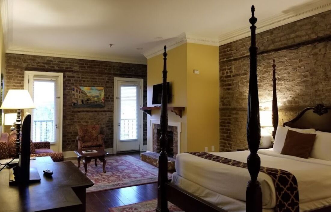 Charming condo in downtown Charleston in the heart of it all! 