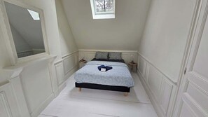 1 bedroom, travel cot, WiFi, bed sheets