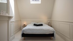 1 bedroom, desk, travel cot, WiFi