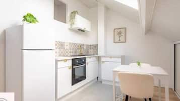 Een koelkast, een oven, een koffiezetapparaat/waterkoker