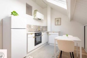 Réfrigérateur, four, cafetière/bouilloire