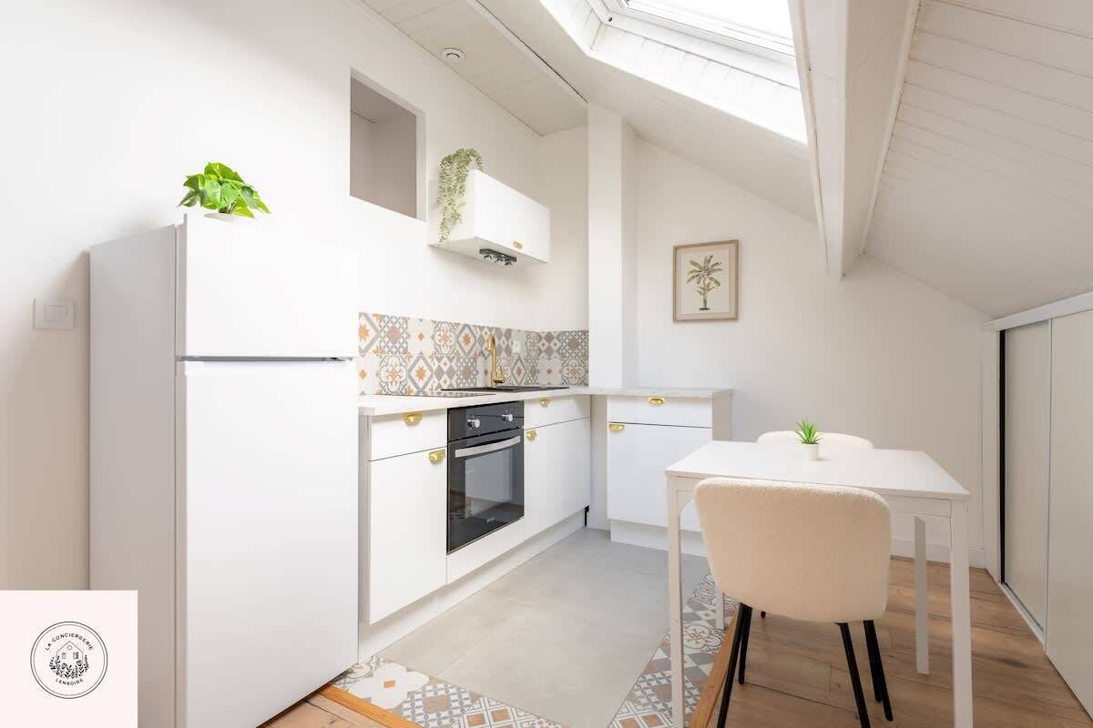 Een koffiezetapparaat/waterkoker, een koelkast, een oven, een kookplaat