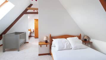 4 habitaciones, tabla de planchar con plancha, wifi y ropa de cama