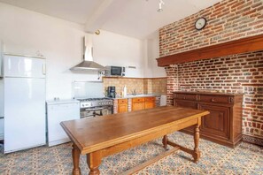 Jääkaappi, mikroaaltouuni, uuni, astianpesukone