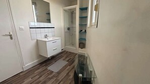 Suihku, hiustenkuivaaja