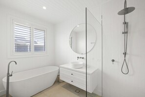 Dusche, Seife, Shampoo, Toilettenpapier