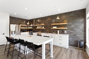 冷蔵庫、電子レンジ、オーブン、コンロ