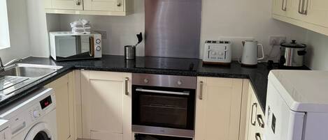 Refrigerador, microondas, horno y parrilla de estufa