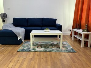 Smart TV - Stunning 2 bedroom ground floor flat near Wimbledon and Southfields (London)