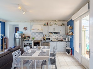 Refrigerador, microondas, lavavajillas y utensilios de cocina 