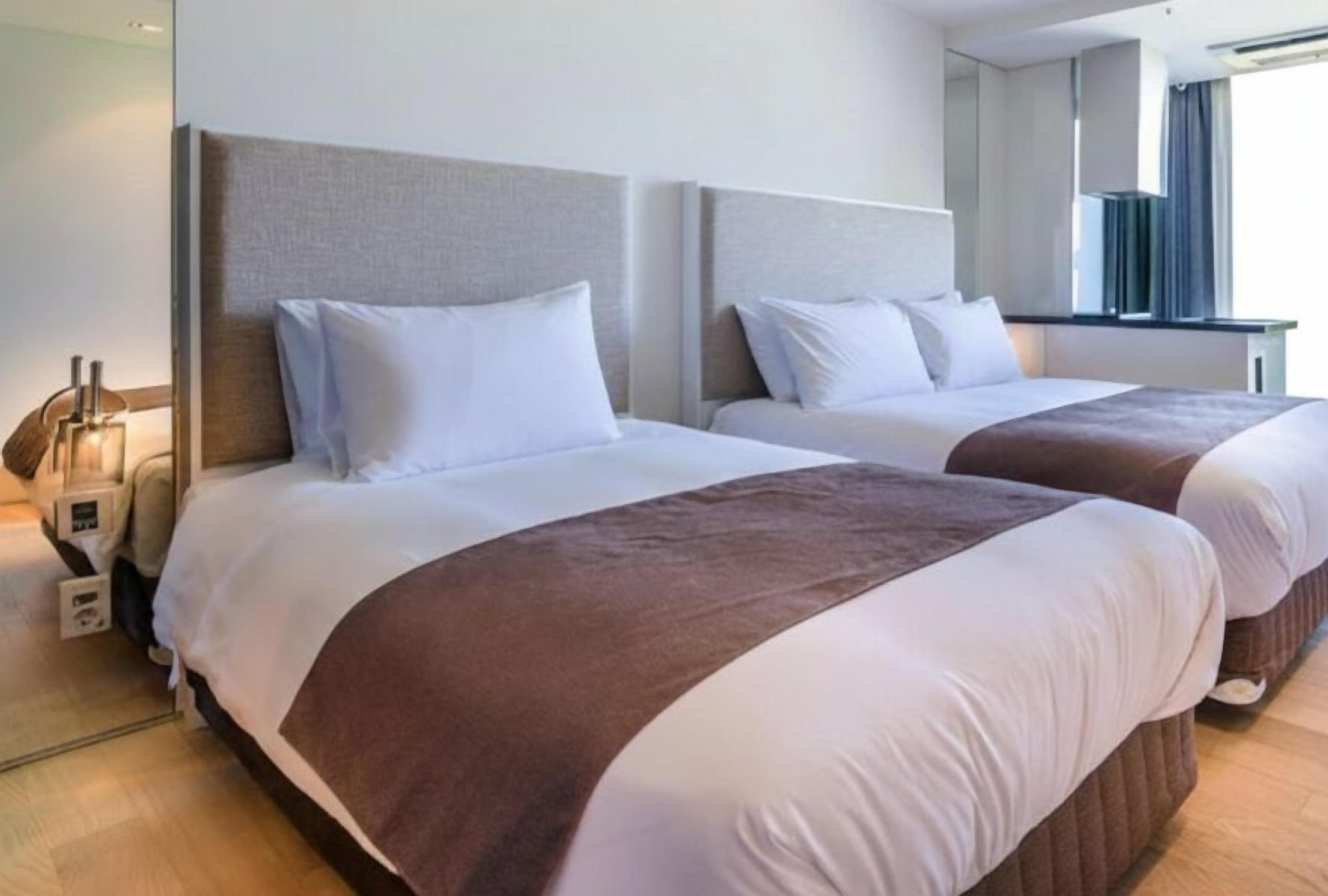 Mountain Deluxe | Sengetøy av topp kvalitet, skrivebord for bærbar PC og blendingsgardiner