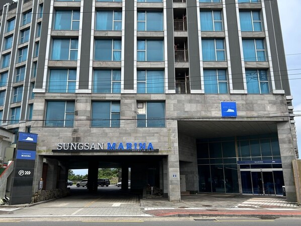 Un edificio moderno con un letrero que dice "Sungsan Marina Hotel".