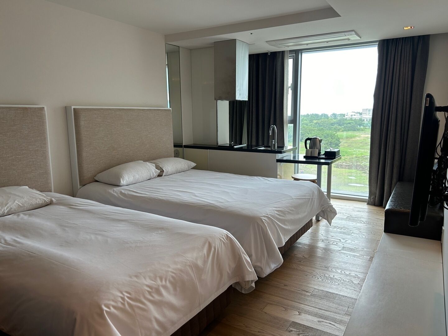 Mountain Deluxe | Premium bedding, laptop workspace, blackout drapes, soundproofing