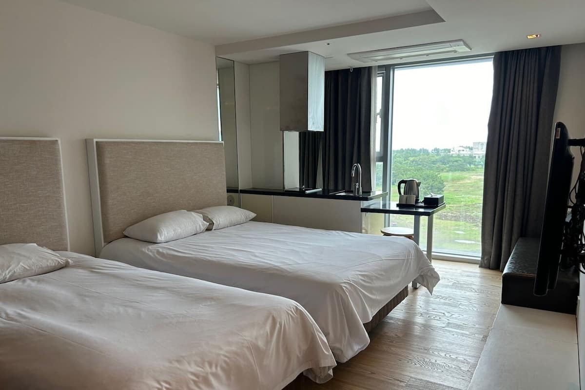 Mountain Deluxe | Premium bedding, laptop workspace, blackout drapes, soundproofing