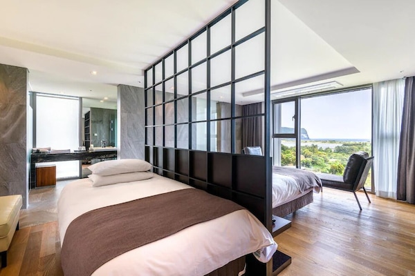 Ropa de cama de alta calidad y espacio para trabajar con un portátil