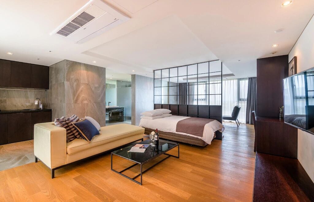 Sengetøy av topp kvalitet, skrivebord for bærbar PC og blendingsgardiner