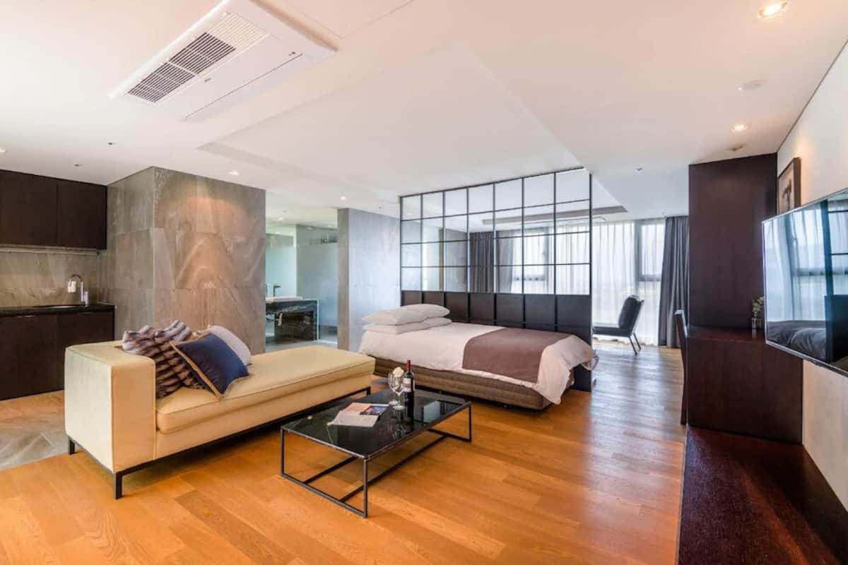 Sengetøy av topp kvalitet, skrivebord for bærbar PC og blendingsgardiner