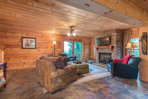 Smart TV, fireplace, books - Larson Lookout | Log Cabin with Mountain Views & Hot Tub! (Fairview)