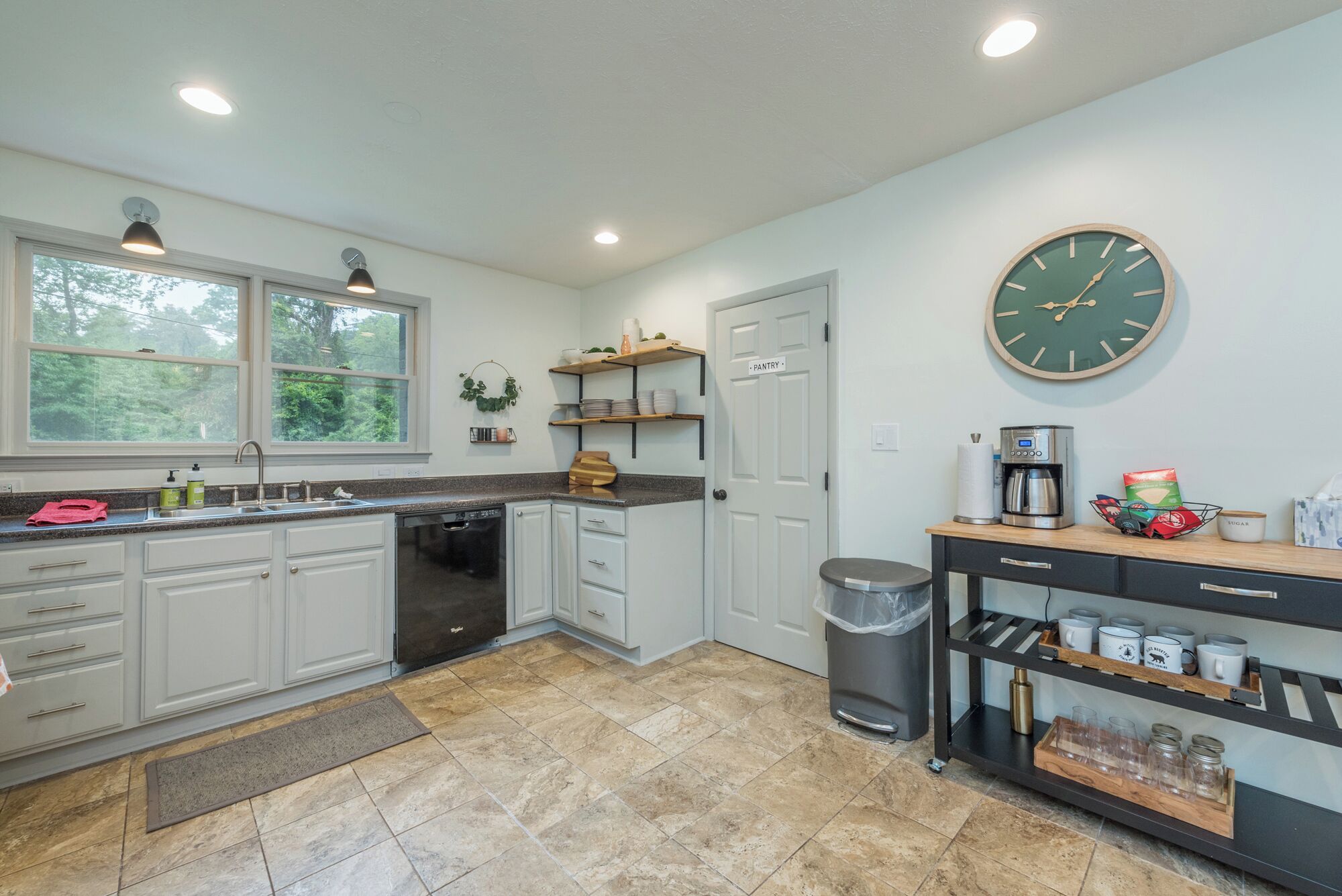 ثلاجة، ميكروويف، فرن، موقد طهي مسطح