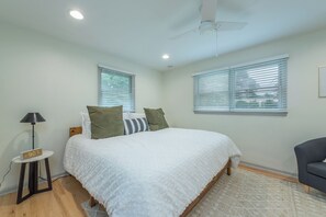 4 bedrooms, desk, iron/ironing board, free WiFi