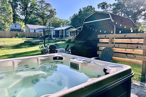 Peach & Pine Cottage | Pet Friendly | Fenced Yard | Hot Tub | Fire Pit