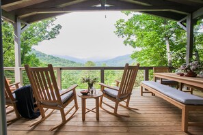 Outdoor dining - Pinnacle View | Stunning Mountain Views | 8 minutes to Downtown Black Mountain (Black Mountain)