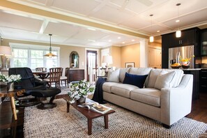 Smart TV, fireplace - Pinnacle View | Stunning Mountain Views | 8 minutes to Downtown Black Mountain (Black Mountain)