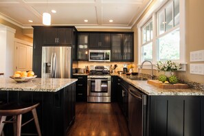 Køleskab, mikrobølgeovn, ovn, kogeplade