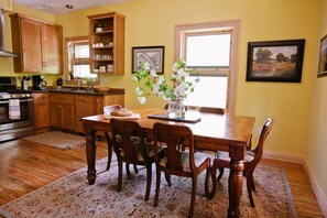 Dining - Tulip Cottage | Pet Friendly | Walking Distance of Downtown Black Mountain + Lake Tomahawk (Black Mountain)
