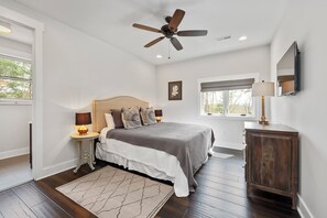 3 slaapkamers, een strijkplank/strijkijzer, gratis wifi, beddengoed