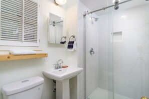 Douche, sèche-cheveux, serviettes fournies