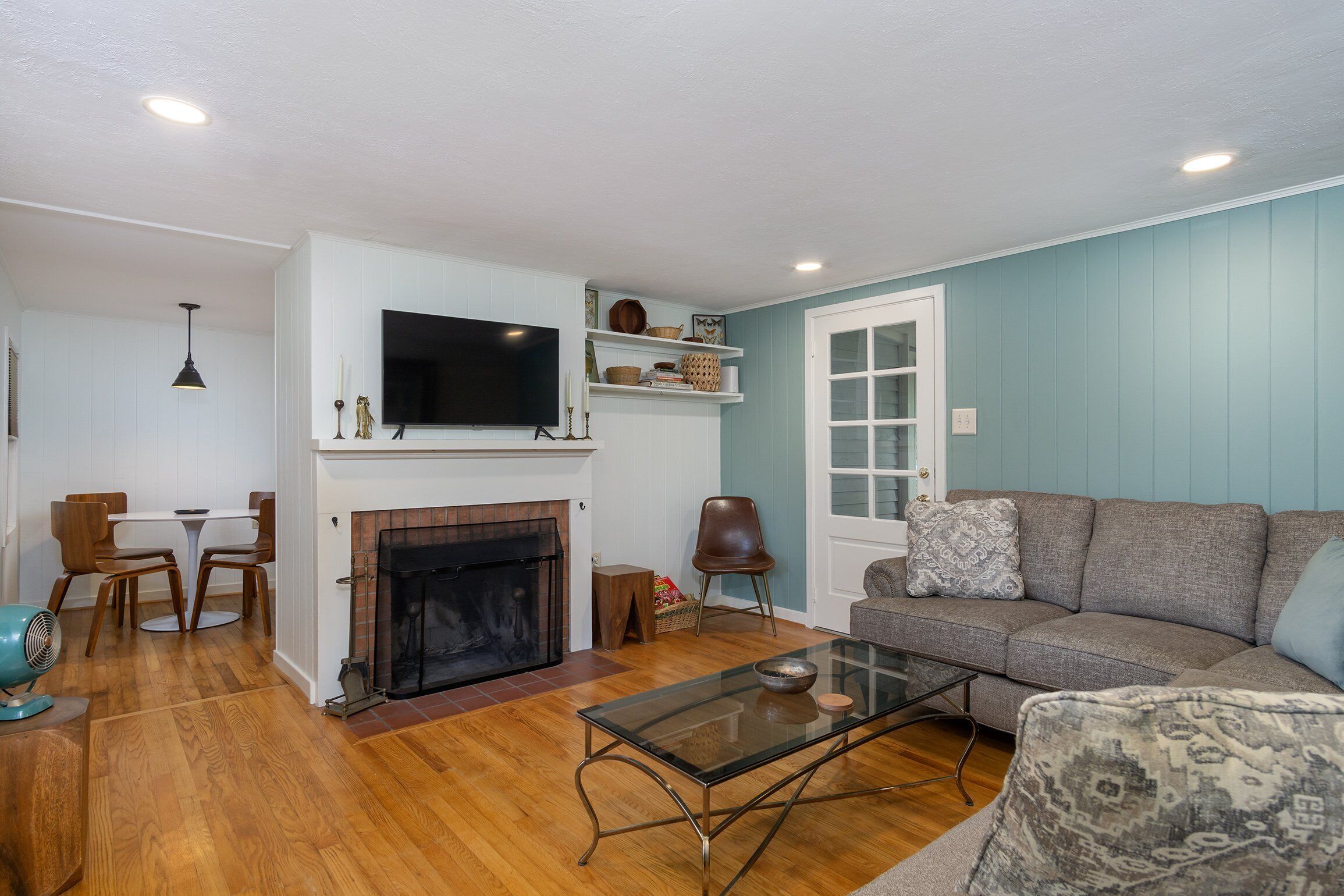 スマートテレビ、暖炉、書斎 / ワークスペース、PC モニター