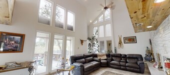 Delightful 6 bedroom house on Paradise Valley Country club golf course