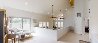 Delightful 6 bedroom house on Paradise Valley Country club golf course