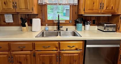 Cozy rustic cabin with WIFI, near Nisswa and on the Gull Lake Chain!
