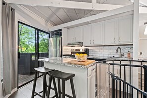 Private kitchen - Charming 3-bedroom Tree Topper in Big Canoe (Jasper)