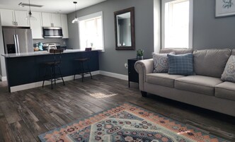 Cofres nos quartos, cortinas blackout, ferros/tábuas de passar roupa