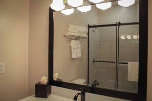 Shower, hair dryer, towels, soap - The Principal Hotel (Columbia)