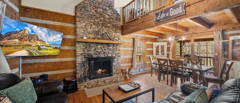 Smart TV, chimenea y futbolito