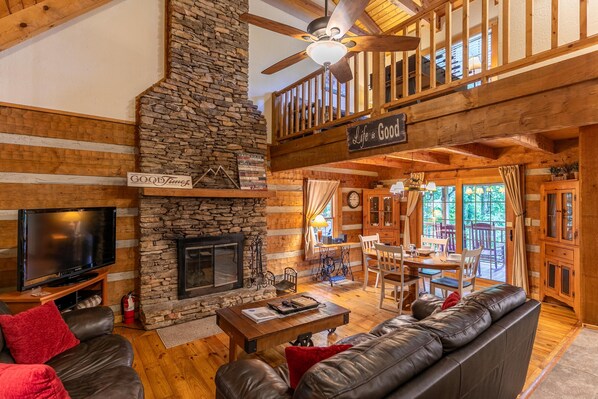 Een smart-tv, een open haard en tafelvoetbal