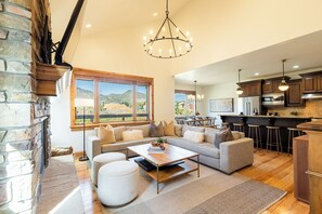 Smart TV, fireplace, video games, stereo - Deer Valley East Village Escape | Sleeps 16 | Hot Tub + Family Fun (Heber City)