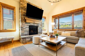 Smart TV, fireplace, video games, stereo - Deer Valley East Village Escape | Sleeps 16 | Hot Tub + Family Fun (Heber City)