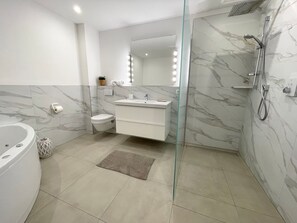 Douche, sèche-cheveux, serviettes fournies