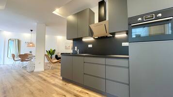 Frigorifero, microonde, forno, piano cottura