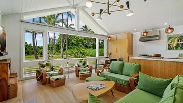 Casa, 2 quartos | Área de estar | Smart TV