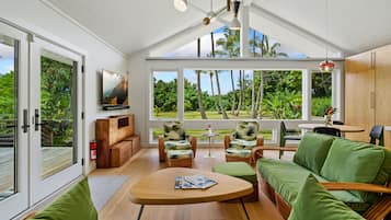 Casa, 2 quartos | Área de estar | Smart TV